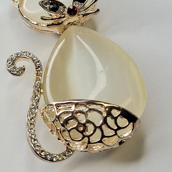 Cat Shaped Crystal Pendant - Picture 5 of 12
